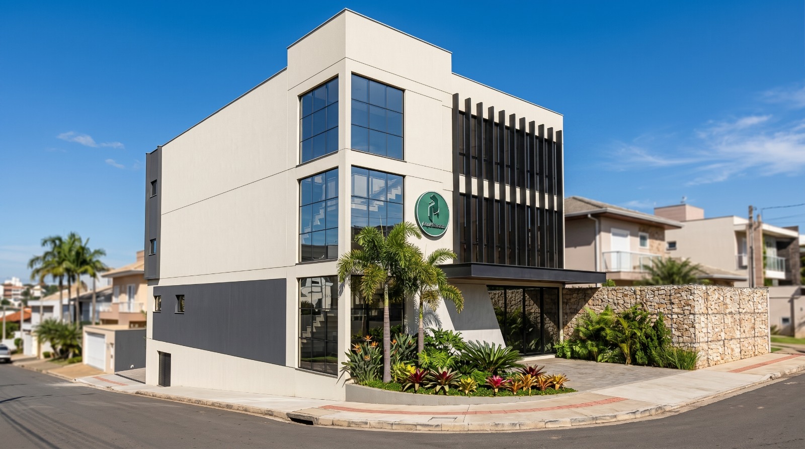 Fachada urbana da Academia Integrada com volumes claros, grandes esquadrias e paisagismo